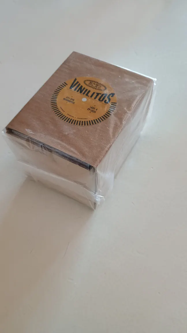 Caja de vinilitos embalada con la etiqueta Vinilitos