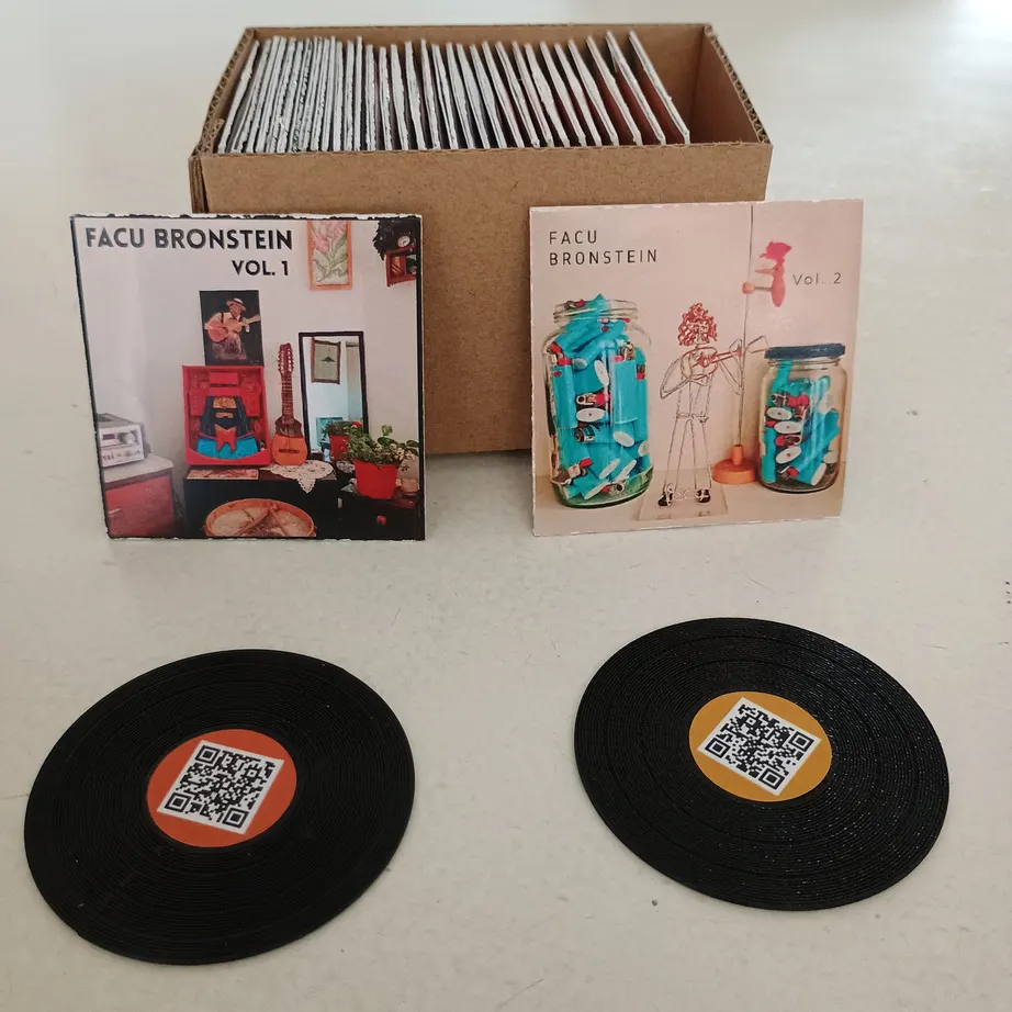Vinilitos de Facu Bronstein Vol. 1 y Vol. 2 con sus discos y QR