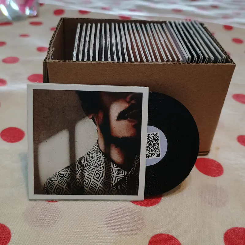 Vinilito con tapa de retrato y su caja